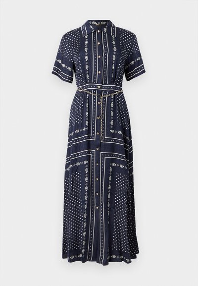 Μάξι φόρεμα σε ναυτικό μπλε με κοντά μανίκια, λευκά σχέδια paisley και πουά, κουμπιά στο μπροστινό μέρος, γιακά και λεπτή χρυσή αλυσίδα στη μέση ως ζώνη.