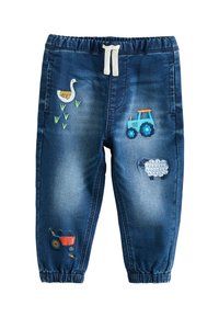 Joggers in denim scuro con vita elastica e coulisse bianca. Presentano un ricamo colorato di un trattore, una pecora e un'oca.