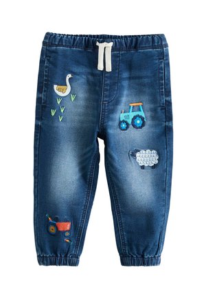 Joggers in denim scuro con vita elastica e coulisse bianca. Presentano un ricamo colorato di un trattore, una pecora e un'oca.
