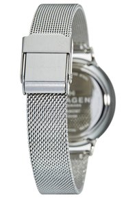 Pulsera de reloj de malla de acero inoxidable con un clasp plateado pulido; parte trasera redonda visible, que presenta el nombre de la marca y detalles.