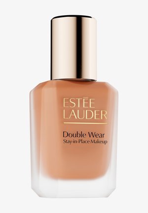 Estée Lauder Double Wear Stay-in-Place Makeup i en klar glasflaske med en ferskenfarvet bund og et reflekterende gyldent låg; slank, vinklet design.