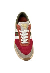 Sneaker rossa, oliva e beige realizzata in mesh e suede, con strisce bianche, lacci rotondi e un logo dorato. Design della suola arrotondata.