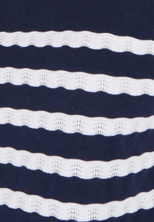 Tessuto a maglia blu navy con righe orizzontali bianche alternate, caratterizzate da un motivo a pizzo ondulato lungo i bordi delle righe.