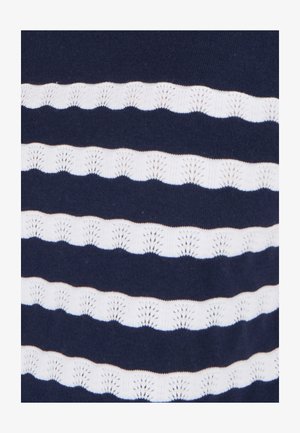 Tejido de punto azul marino con franjas horizontales blancas alternas que presentan un diseño de encaje con forma de concha a lo largo de los bordes de las franjas.