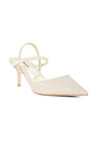 Escarpins slingback en or pâle avec un nez pointu, en tissu texturé, deux bandes diagonales et un talon élancé. Semelle intérieure lisse et brillante.