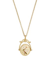 Collana d'oro con un pendente ornamentale caratterizzato da un motivo floreale bianco e foglie verdi su uno sfondo dorato testurizzato, arricchito da piccole perle.