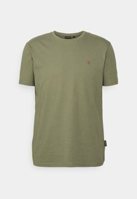 Olivengrøn bomulds t-shirt, kortærmet, rund halsudskæring, har et lille broderet flag på brystet, med en lige kant.
