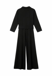 Musta haalaripuku, jossa on kaulus, pitkät hihat, leveät lahkeet ja vyötäröllä vyö. Sileä kangas ilman näkyviä kuvioita tai metalliosia.