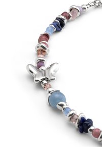 Collier avec accent en forme de papillon en argent, mettant en vedette des perles de différentes couleurs dans des teintes de bleu, rose et violet, alternant avec des éléments en argent poli.
