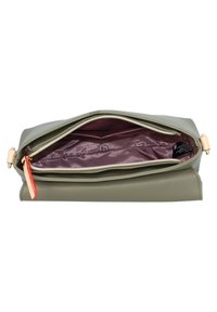 Pochette en cuir vert olive avec une fermeture éclair, présentant un extérieur lisse et un doublure en tissu à motif bordeaux à l'intérieur.