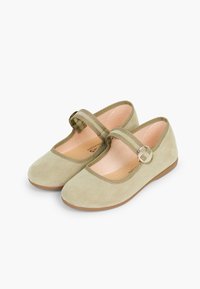 Weiche grüne Wildleder-Balletschuhe mit runder Spitze, elastischem Riemen und rundem metallischem Schnallen-Detail. Flache Sohle und gesteppten Kanten.