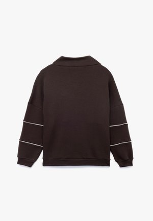 Mørkebrun sweatshirt med krave, lange ærmer og hvide accentstriber på ærmerne. Lavet af blødt stof med en afslappet pasform.