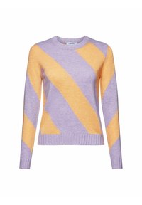 Pull rayé violet et jaune à manches longues, poignets et ourlet côtelés, avec un design en bloc de couleurs diagonales en matière tricotée douce.