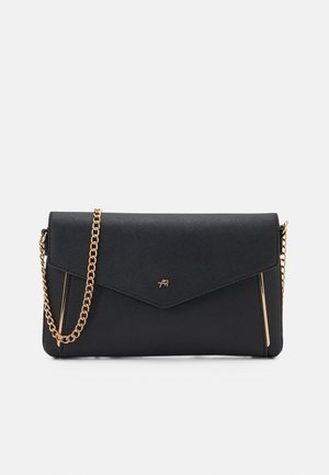 Pochette en simili cuir noir avec une finition texturée, une bandoulière en chaîne dorée et des accents métalliques. Elle dispose d'une fermeture à rabat et d'une forme structurée.