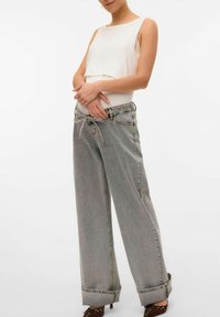 MAMALICIOUS UMSTANDS - Široke hlačnice - light grey denim