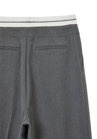 Pantalon gris en tissu texturé, avec une ceinture lisse dotée d'une ligne contrastante et deux poches arrière.