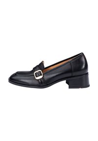 Mocassino in pelle nera con tacco basso, caratterizzato da una fibbia decorativa in oro e dettagli cuciti lungo la tomaia.
