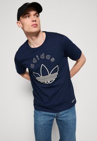 adidas Originals GRAPHIC - T-shirt con stampa - night indigo