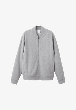 Sweat-shirt zippé gris avec col, poignets et ourlet côtelés. Comprend deux poches latérales et un tissu doux et texturé. Design simple et décontracté.