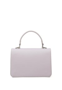 Sac à main en faux cuir lilas avec une forme rectangulaire structurée, une poignée simple et des accents en métal argenté. Texture lisse.