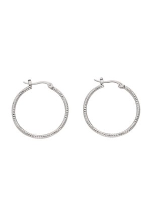 Pari hopeisia rengaskorvakoruja, joissa on teksturoitu, monikulmainen pinta ja sarana lukot valkoisella taustalla.