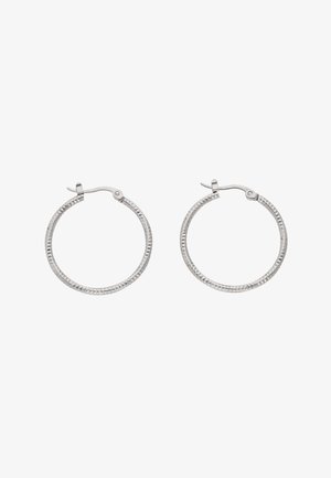 Pari hopeisia rengaskorvakoruja, joissa on teksturoitu, monikulmainen pinta ja sarana lukot valkoisella taustalla.