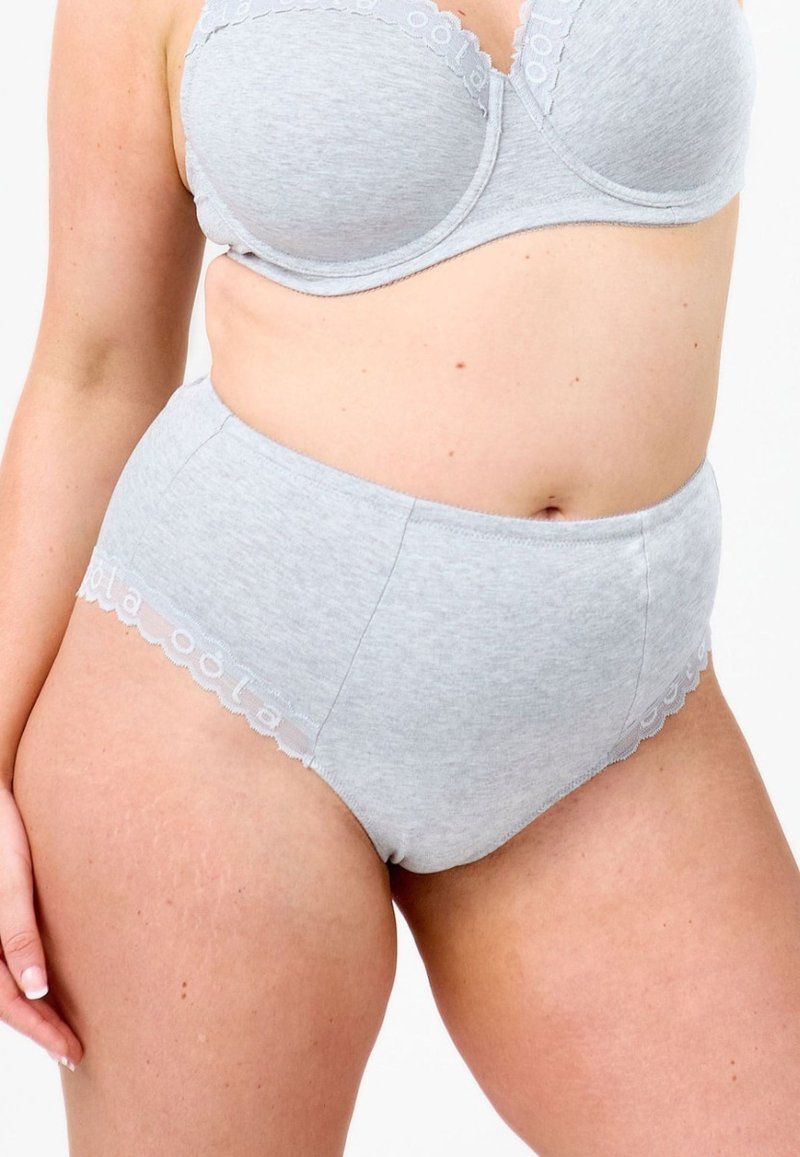 Grijze katoenen high-waisted slip met geschulpte kantafwerking, naadloze zijkanten en stikseldetails aan de voor- en achterkant. Zachte textuur.