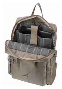 Mochila de tela gris con un exterior texturizado, múltiples compartimentos internos, una funda acolchada para laptop y dos asas de transporte.