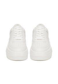 Adidași albi din piele netedă, cu vârf rotund, design cu șireturi plate, detalii perforate pe partea superioară și un toc gros, texturat.