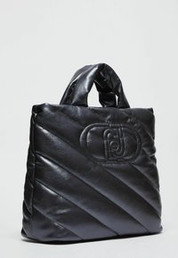 Borsa tote in pelle nera con motivo diagonale trapuntato, caratterizzata da un dettaglio del logo cucito e due manici corti.