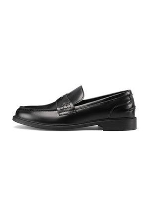 Schwarzer Leder-Pennyloafer mit niedrigem Absatz und genähten Details, Seitenansicht vor weißem Hintergrund.