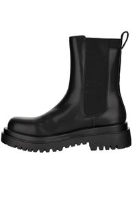 Czarny skórzany botek Chelsea z elastycznymi panelami po bokach, pętelką na pięcie oraz grubą, bieżnikowaną podeszwą zapewniającą przyczepność i trwałość.