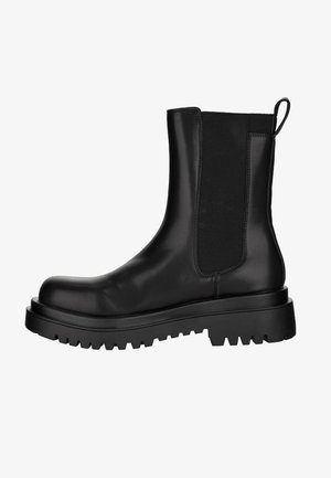 Czarny skórzany botek Chelsea z elastycznymi panelami po bokach, pętelką na pięcie oraz grubą, bieżnikowaną podeszwą zapewniającą przyczepność i trwałość.