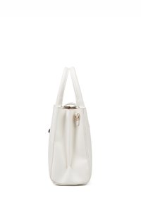 Borsa a tote bianca in pelle con forma strutturata, manici corti e chiusura in accento dorato. Texture liscia con design minimalista.