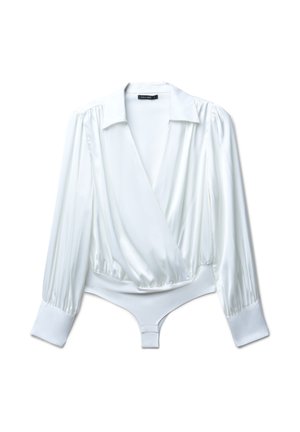 Bodysuit en satin blanc avec de longues manches bouffantes, un décolleté en V et un bas ajusté. Il présente un col classique et une texture lisse.