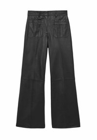 Czarne skórzane spodnie z szerokimi nogawkami, wysoki stan, szlufki na pasek, tylne kieszenie oraz widoczne szwy.