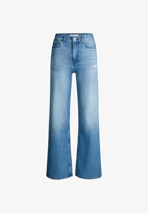Lichtblauwe jeans met hoge taille en wijde pijpen, met een subtiel distressed detail aan de voorkant van het dijbeen en een klassieke vijfzakkenstijl.