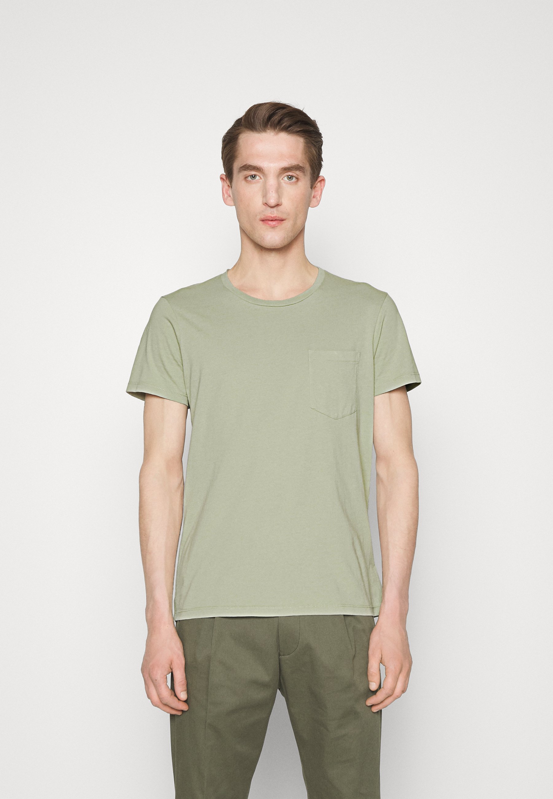 Club Monaco WILLIAMS SLEEVE UNISEX Basic T shirt Sage green Club Monaco WILLIAMS SLEEVE UNISEX Basic T shirt Sage green