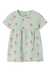 Vestido bebé de manga corta color verde claro con cintura fruncida y estampado de fresas rosas por todas partes.