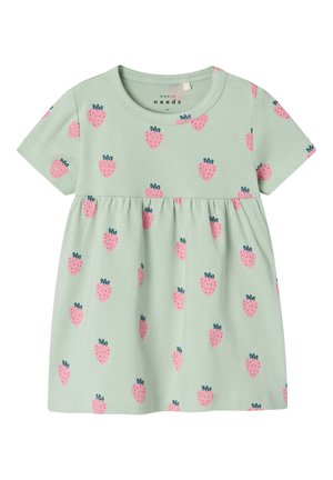 Vestido bebé de manga corta color verde claro con cintura fruncida y estampado de fresas rosas por todas partes.