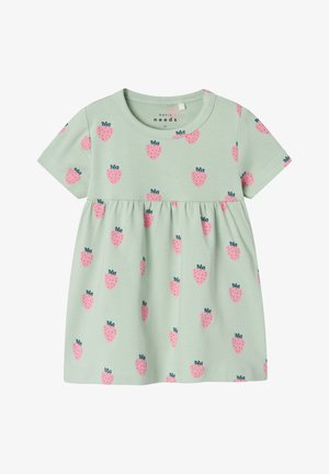 Vestido bebé de manga corta color verde claro con cintura fruncida y estampado de fresas rosas por todas partes.