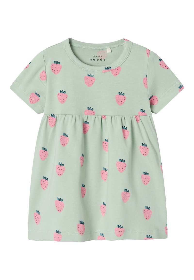 Vestido bebé de manga corta color verde claro con cintura fruncida y estampado de fresas rosas por todas partes.