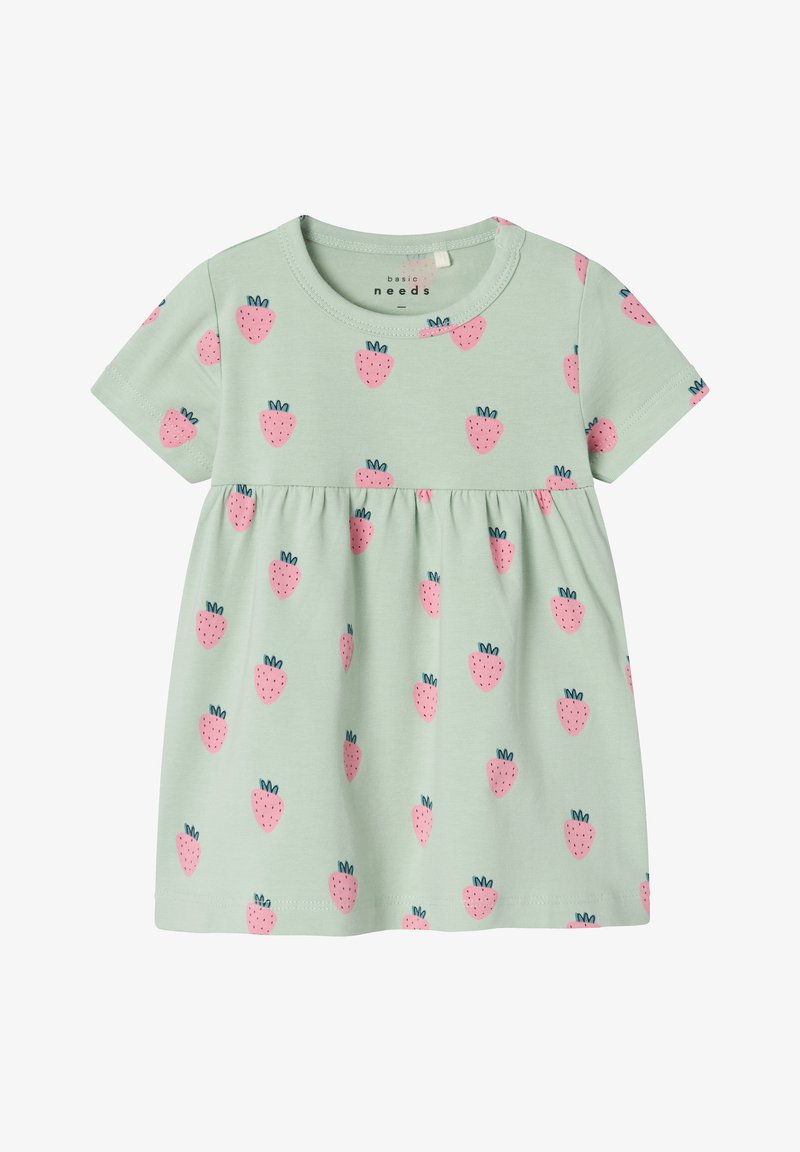 Vestido bebé de manga corta color verde claro con cintura fruncida y estampado de fresas rosas por todas partes.