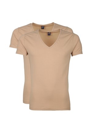Twee beige T-shirts met korte mouwen en V-hals opgestapeld, vooraanzicht met een simpel ontwerp en kleine zwarte merketiketten bij de hals.