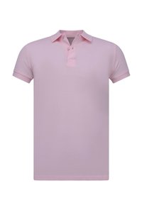Korte mouwen lichtroze polo shirt met kraag en twee-knopen sluiting, weergegeven op een witte achtergrond.