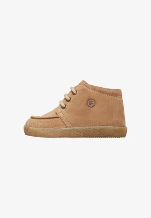 Scarpa alta in suede color ocra con punta arrotondata, quattro asole, lacci beige e suola in gomma testurizzata. Logo impresso sul lato.
