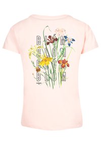 Roze katoenen T-shirt met een bloemenontwerp op de achterkant, met bloemen in verschillende kleuren en de tekst "BLÓM" in het zwart. Korte mouwen en een klassieke pasvorm.