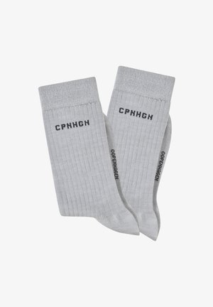 Graue gerippte Socken mit einem strukturierten Bündchen; mit "CPHNHG" und "KOPENHAGEN" in Schwarz an den Seiten bedruckt. Weicher Stoff, mittlere Dicke.