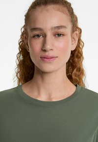 OYSHO Tricou basic - mottled dark green