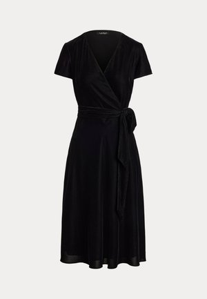 Robe portefeuille en velours noir à manches courtes avec ceinture nouée à la taille, longueur genou, présentée sur un fond clair uni.